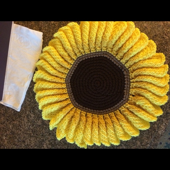 Crocheted sunflower centerpiece - Picture 2 of 2